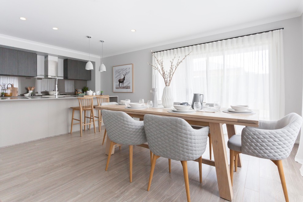 Свежая идея для дизайна: кухня-столовая в скандинавском стиле с серыми стенами, светлым паркетным полом и бежевым полом - отличное фото интерьера
