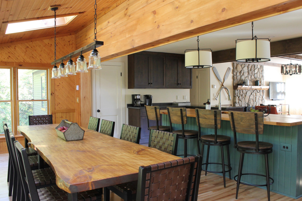 Стильный дизайн: гостиная-столовая в стиле рустика с коричневыми стенами, паркетным полом среднего тона, коричневым полом, деревянным потолком и деревянными стенами - последний тренд
