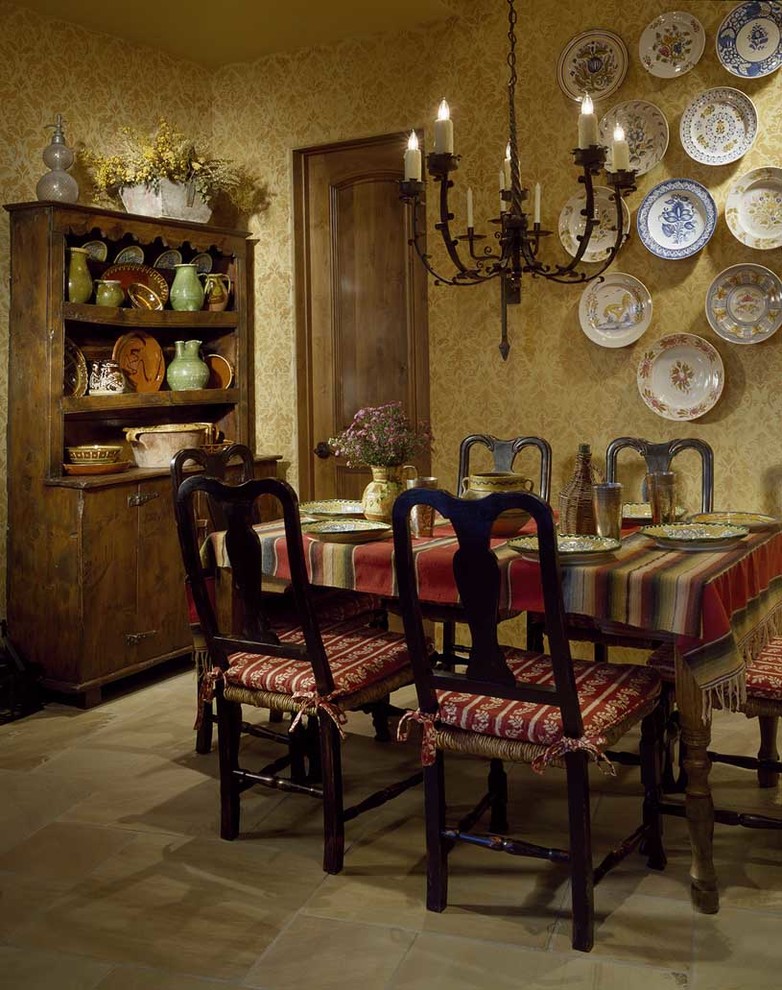 Inspiration pour une salle à manger sud-ouest américain fermée et de taille moyenne avec un mur beige, un sol en carrelage de céramique et aucune cheminée.