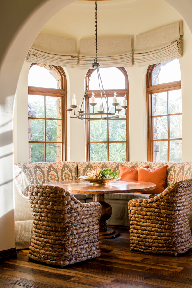 Ispirazione per una sala da pranzo aperta verso la cucina stile americano con pareti beige e parquet scuro
