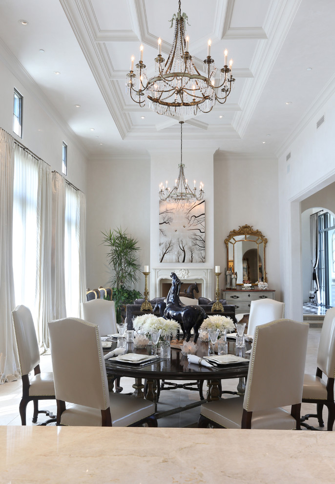 Aménagement d'une grande salle à manger ouverte sur le salon classique avec un mur blanc.