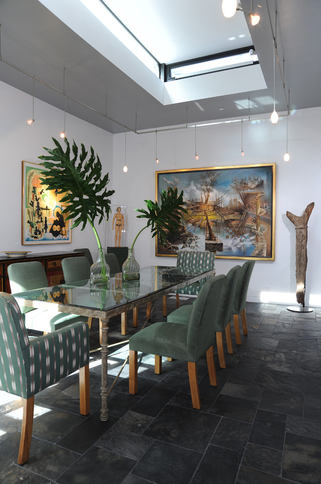 Ispirazione per una sala da pranzo contemporanea con pavimento in ardesia e pareti bianche