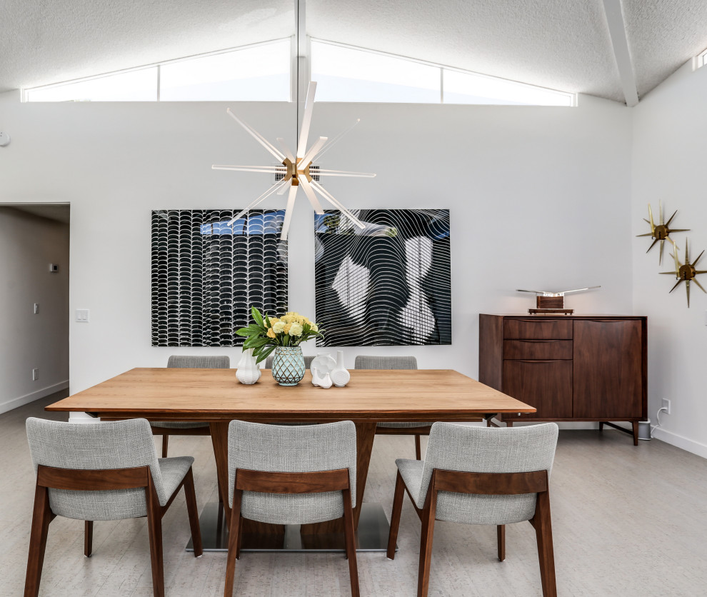 Источник вдохновения для домашнего уюта: большая гостиная-столовая в стиле ретро с белыми стенами и серым полом