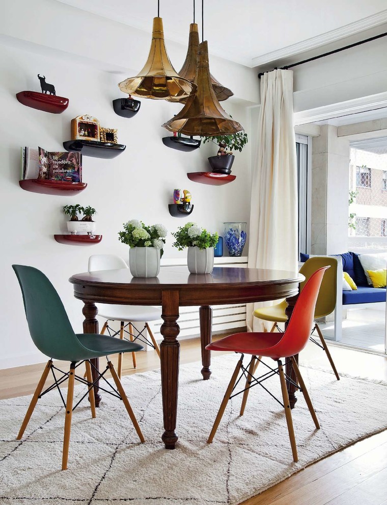 Inspiration for a mid-sized eclectic light wood floor kitchen/dining room combo remodel in Madrid with white walls and no fireplace