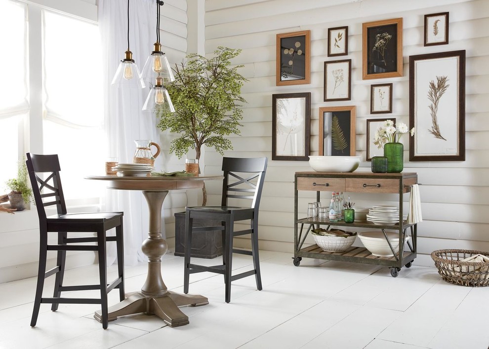 Cette image montre une salle à manger ouverte sur la cuisine rustique de taille moyenne avec un mur blanc, aucune cheminée et un sol blanc.