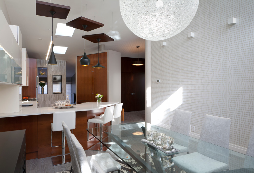 Cette photo montre une salle à manger ouverte sur la cuisine moderne de taille moyenne avec un mur blanc, parquet peint et aucune cheminée.