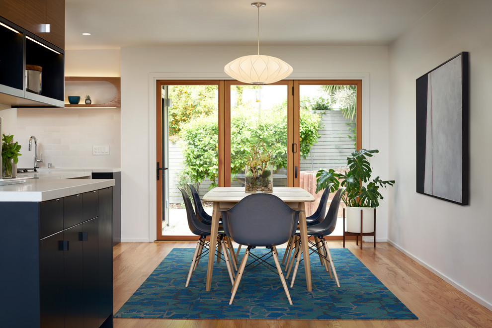 Стильный дизайн: маленькая кухня-столовая в стиле ретро с серыми стенами, светлым паркетным полом и бежевым полом без камина для на участке и в саду - последний тренд
