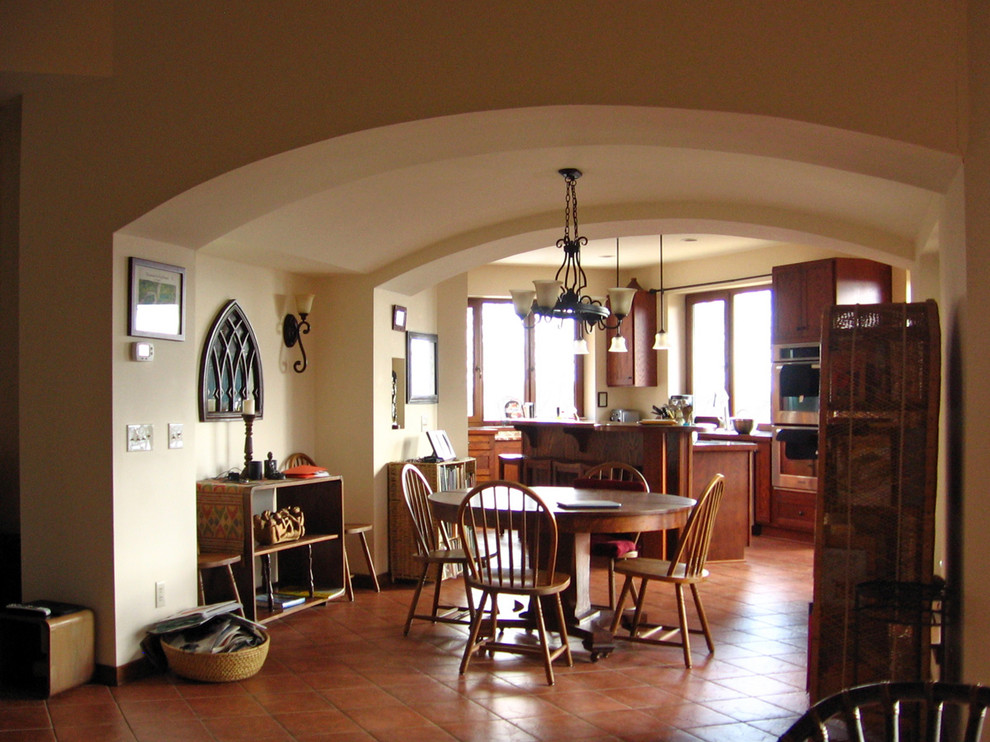 Mittelgroße Stilmix Wohnküche ohne Kamin mit beiger Wandfarbe in Sonstige