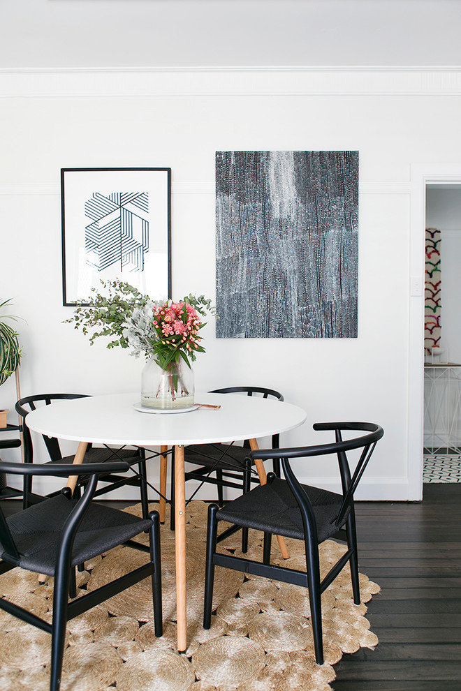 Idéer för att renovera en mellanstor minimalistisk matplats med öppen planlösning, med vita väggar, mörkt trägolv och brunt golv