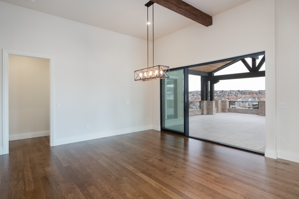 Immagine di una sala da pranzo aperta verso il soggiorno chic con pavimento in legno massello medio