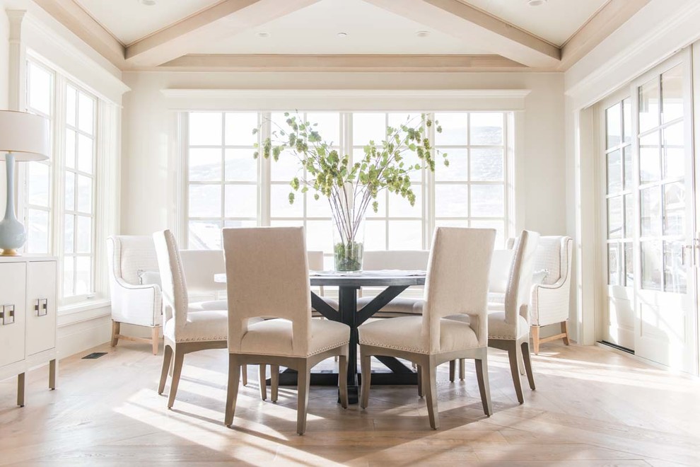 Foto di una sala da pranzo stile marinaro con pareti beige, parquet chiaro e pavimento beige