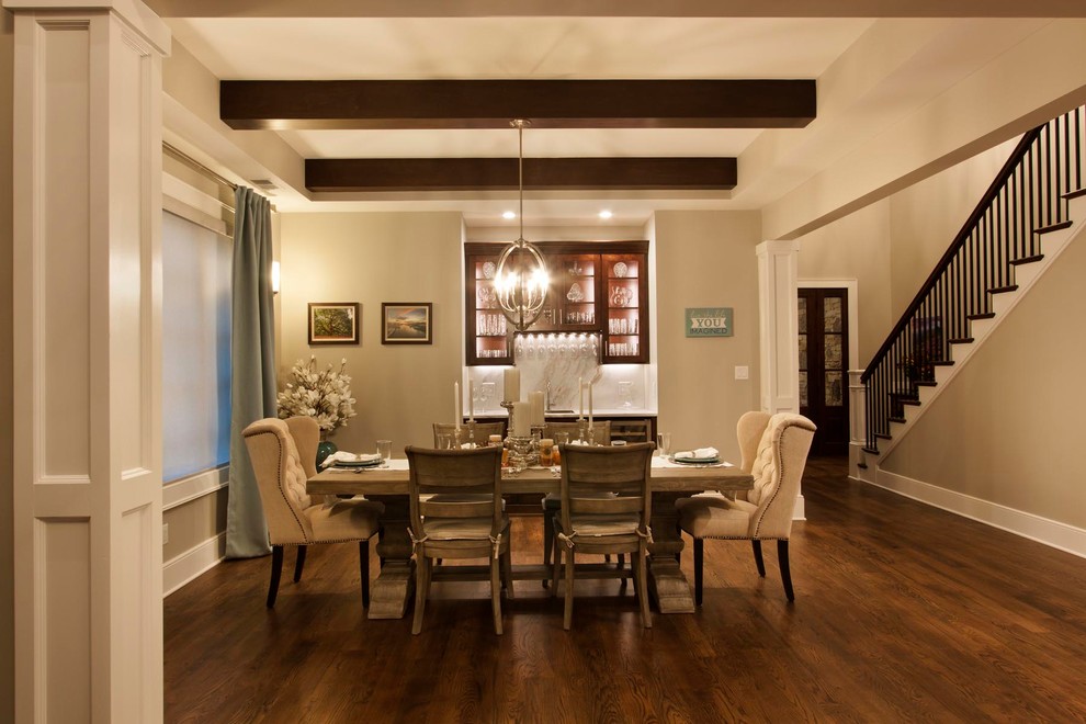Große Klassische Wohnküche ohne Kamin mit braunem Holzboden, braunem Boden und beiger Wandfarbe in Sonstige