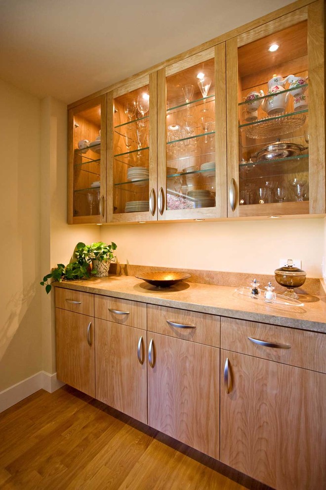 Cette image montre une salle à manger minimaliste fermée et de taille moyenne avec un mur beige, un sol en bois brun et aucune cheminée.