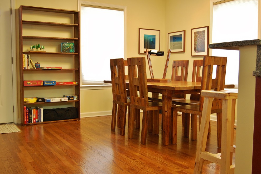 Mittelgroße Moderne Wohnküche ohne Kamin mit braunem Holzboden in Raleigh