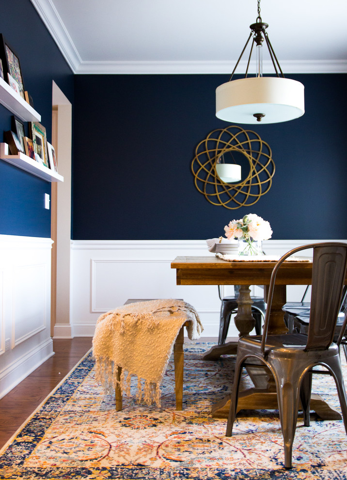 Immagine di una piccola sala da pranzo country con pareti blu, pavimento in legno massello medio e pavimento marrone
