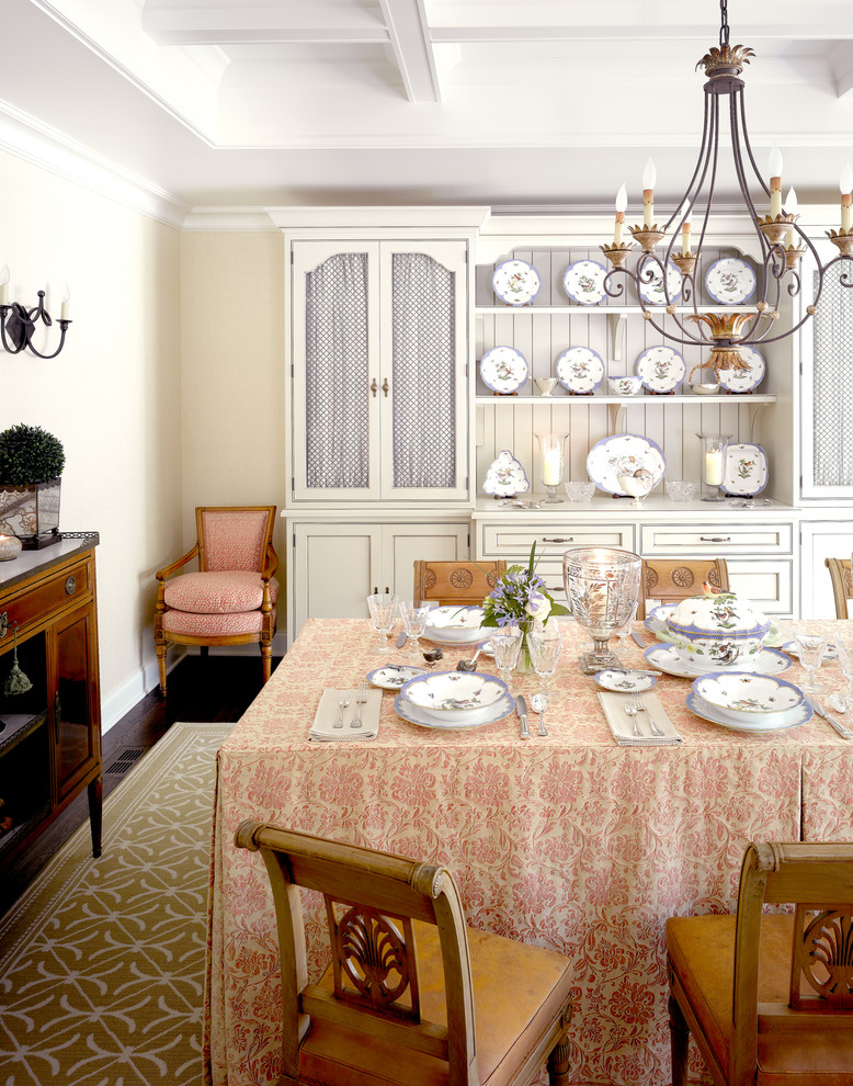 Exemple d'une salle à manger chic avec un mur beige et parquet foncé.