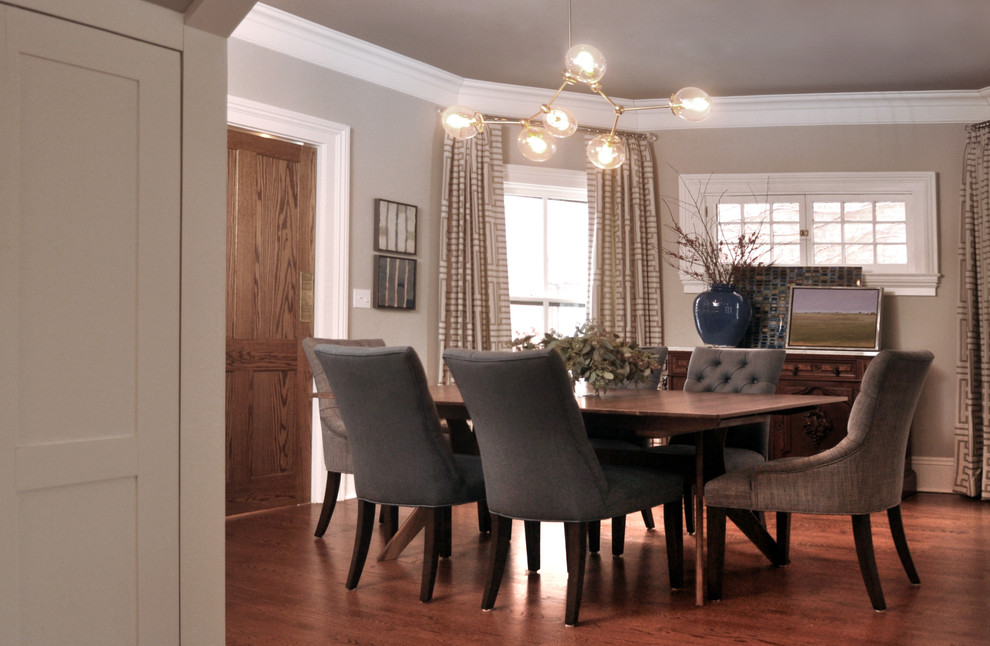 Cette photo montre une salle à manger ouverte sur le salon chic de taille moyenne avec un mur gris, un sol en bois brun et aucune cheminée.