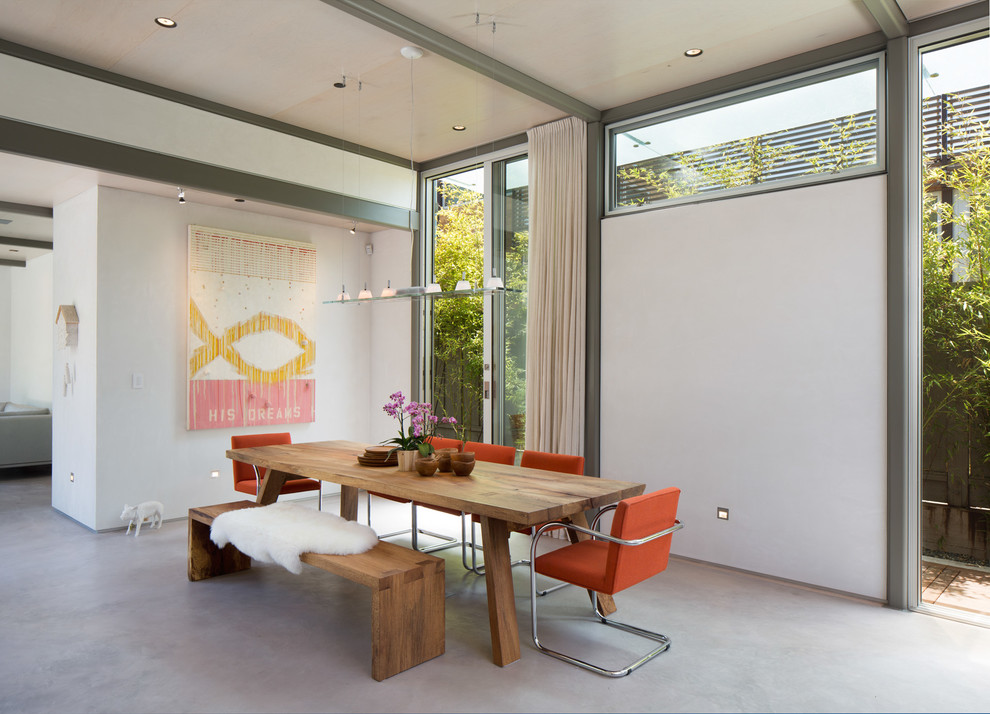 Inspiration för en mellanstor funkis matplats med öppen planlösning, med vita väggar och betonggolv