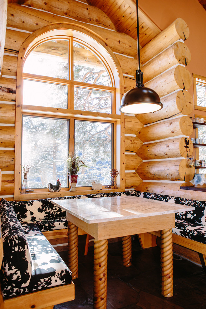 Стильный дизайн: огромная кухня-столовая в стиле рустика с полом из сланца - последний тренд