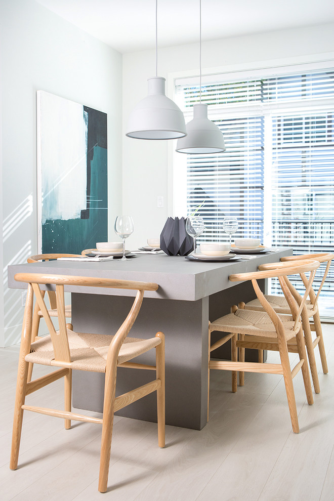 Пример оригинального дизайна: кухня-столовая среднего размера в современном стиле с белыми стенами и светлым паркетным полом