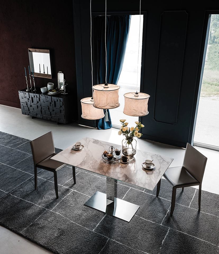 Idee per una piccola sala da pranzo aperta verso la cucina minimalista con pareti nere, moquette e pavimento grigio