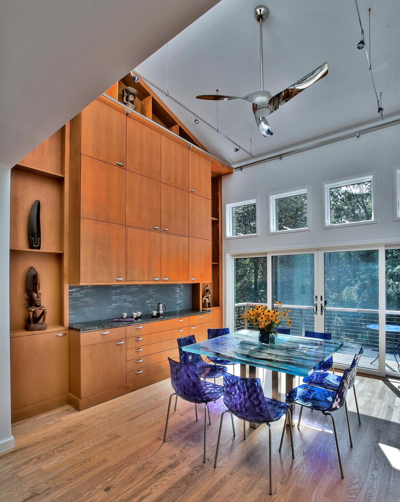 Cette photo montre une salle à manger moderne avec un mur blanc et parquet foncé.