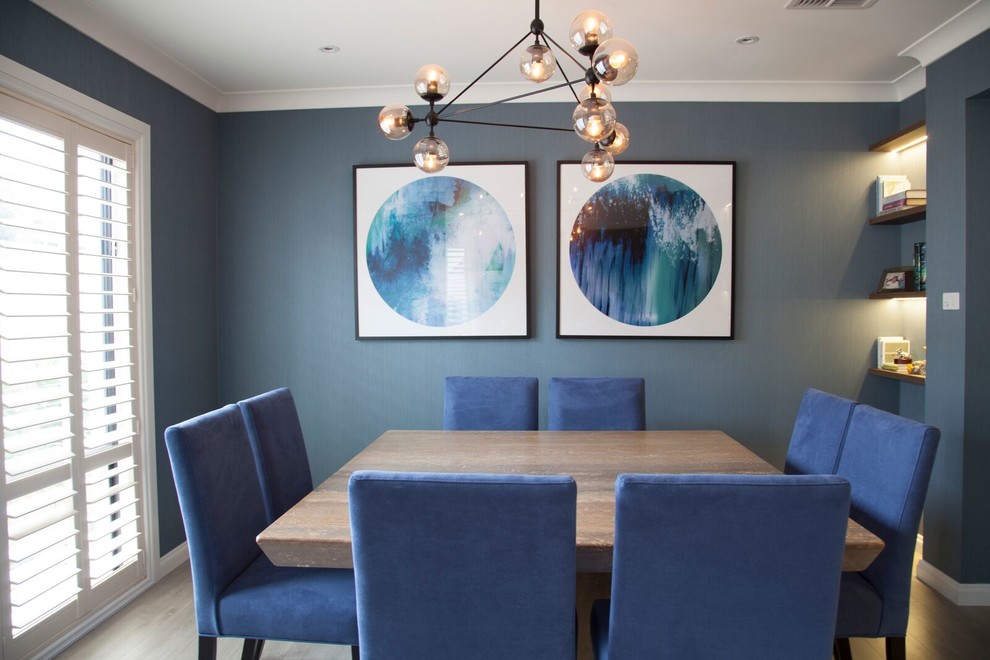 Foto de comedor actual grande abierto con paredes azules y suelo de madera clara