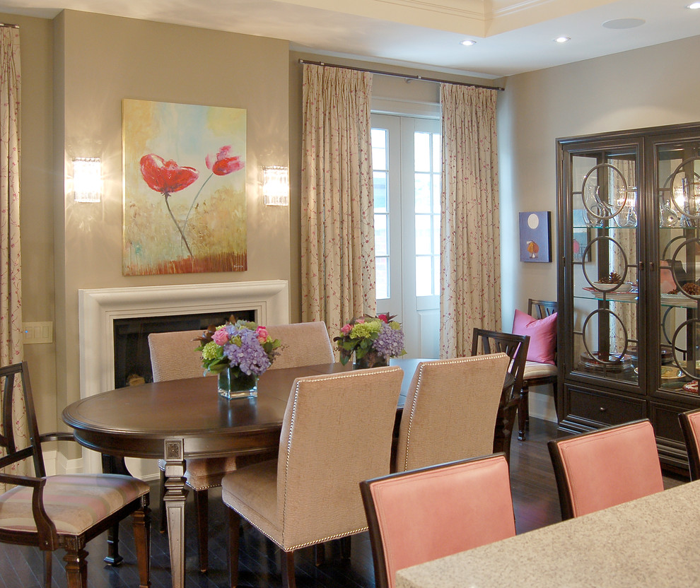 Foto di una sala da pranzo classica con pareti beige, parquet scuro e camino classico