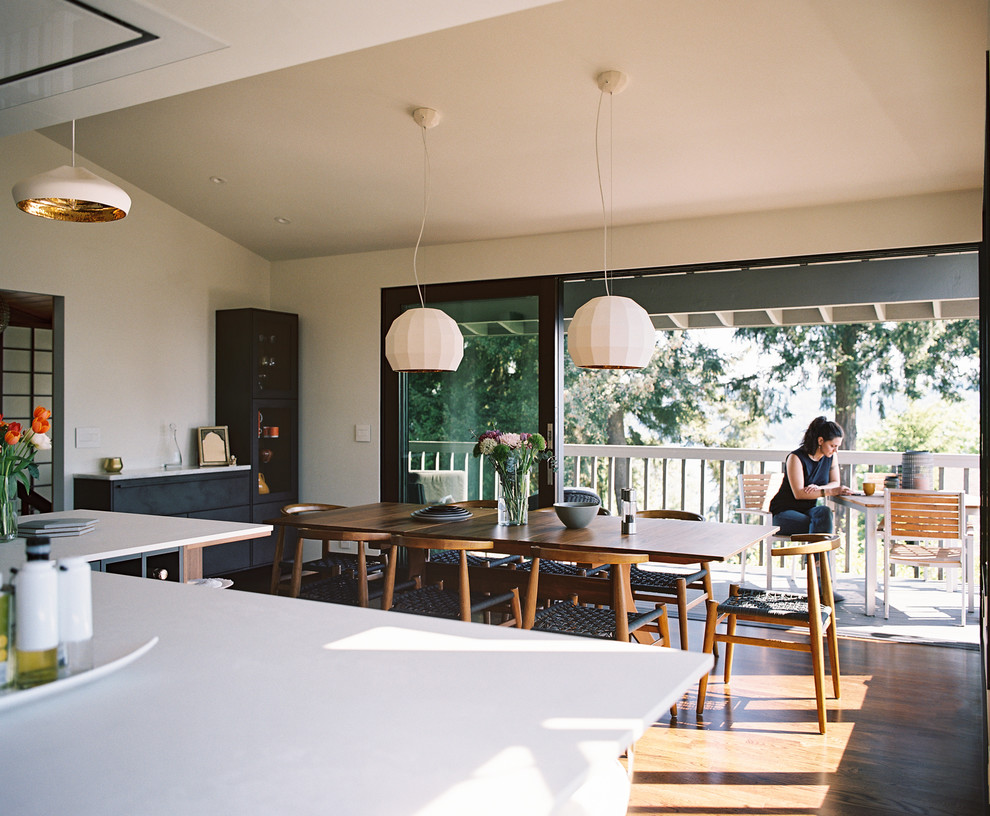 Foto på ett stort funkis kök med matplats, med vita väggar, mörkt trägolv och brunt golv