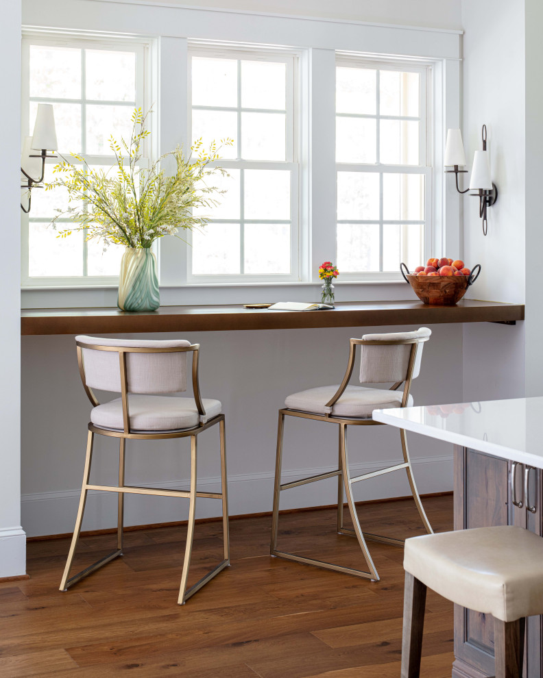 Foto de comedor clásico renovado pequeño sin chimenea con con oficina, paredes blancas, suelo de madera en tonos medios y suelo marrón
