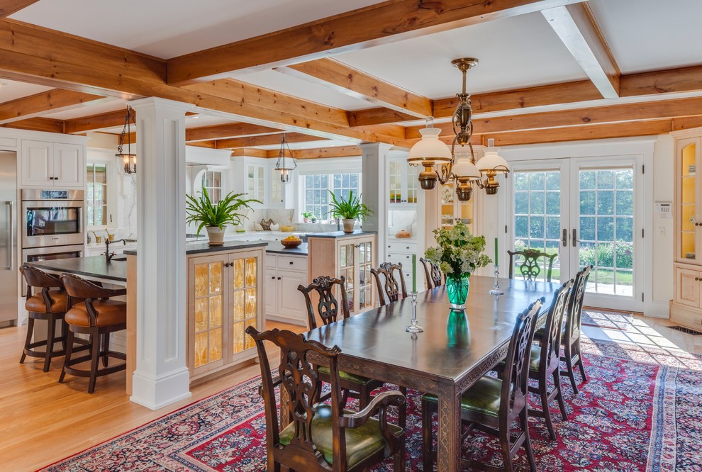 Ispirazione per una grande sala da pranzo aperta verso la cucina country con pareti bianche, pavimento in legno massello medio e pavimento marrone