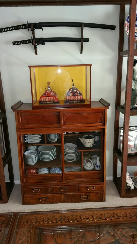 Cette image montre une salle à manger ouverte sur la cuisine asiatique de taille moyenne avec un mur blanc, moquette et aucune cheminée.