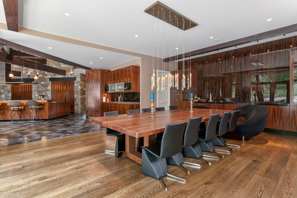Immagine di una sala da pranzo contemporanea con pavimento in legno massello medio e nessun camino