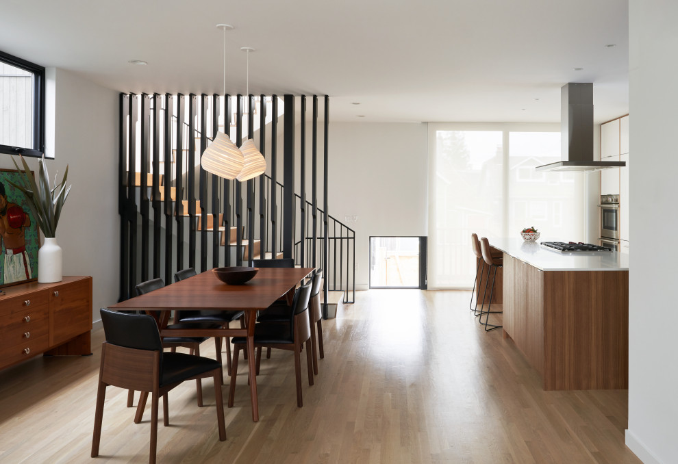 Идея дизайна: кухня-столовая среднего размера в скандинавском стиле с белыми стенами, светлым паркетным полом и бежевым полом