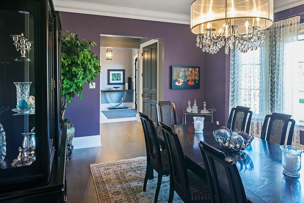 На фото: большая кухня-столовая в стиле неоклассика (современная классика) с фиолетовыми стенами