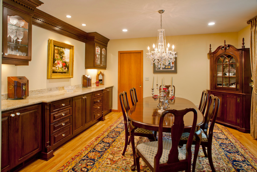 Foto de comedor clásico con paredes beige y suelo de madera en tonos medios