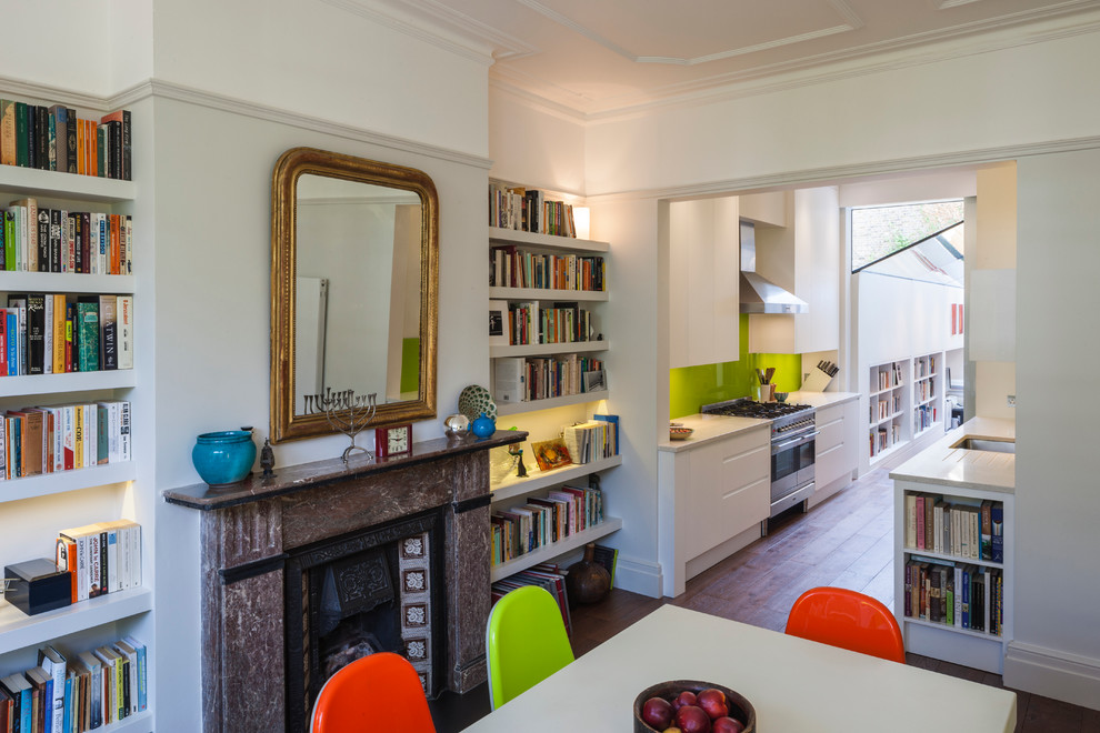 Moderne Wohnküche mit weißer Wandfarbe und braunem Holzboden in London