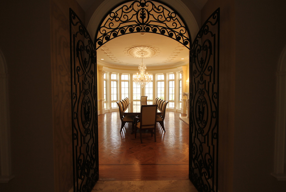 Idee per una grande sala da pranzo classica chiusa con pareti gialle, pavimento in legno massello medio e camino classico