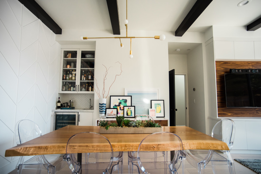 Inspiration pour une petite salle à manger ouverte sur le salon traditionnelle avec un mur blanc et parquet clair.