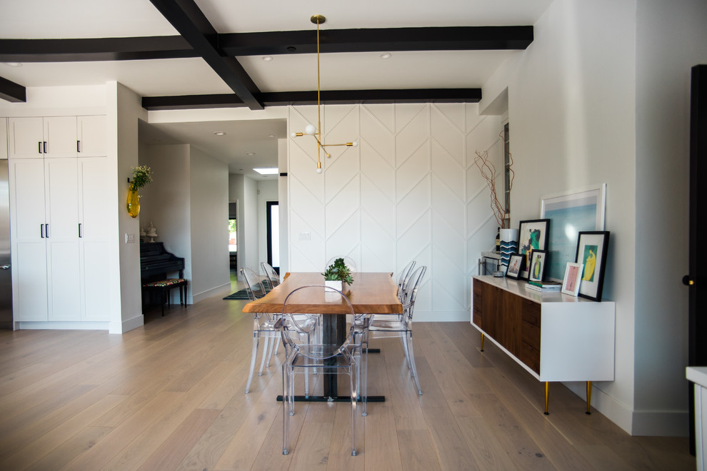 Foto di una piccola sala da pranzo aperta verso il soggiorno tradizionale con pareti bianche e parquet chiaro