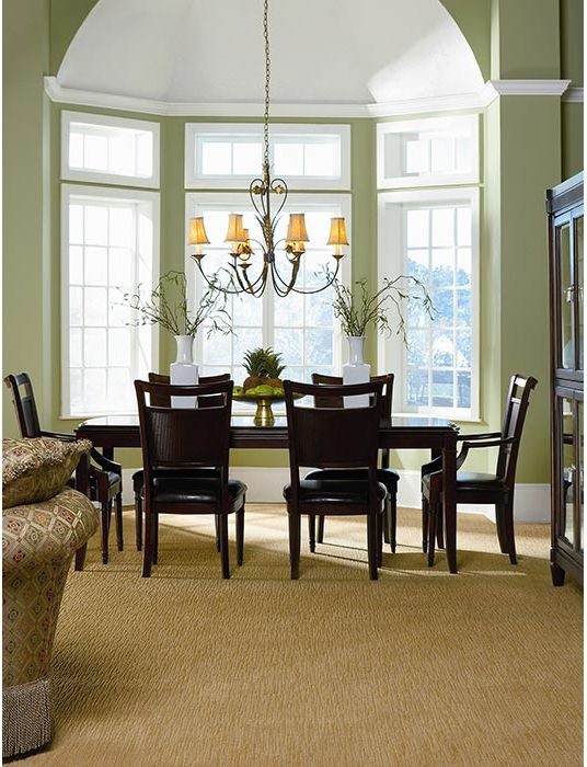 Aménagement d'une salle à manger ouverte sur la cuisine contemporaine avec un mur vert, moquette et un sol beige.