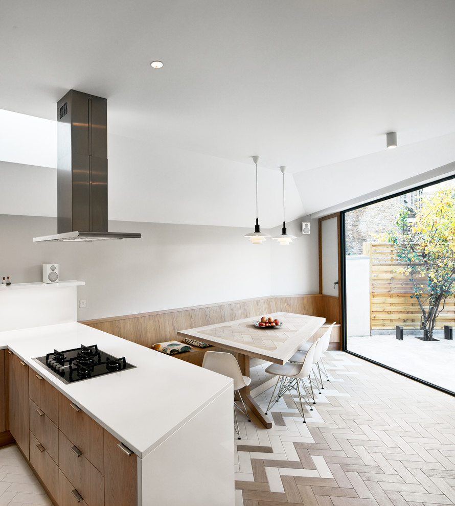 Idéer för ett modernt kök med matplats, med vita väggar och ljust trägolv