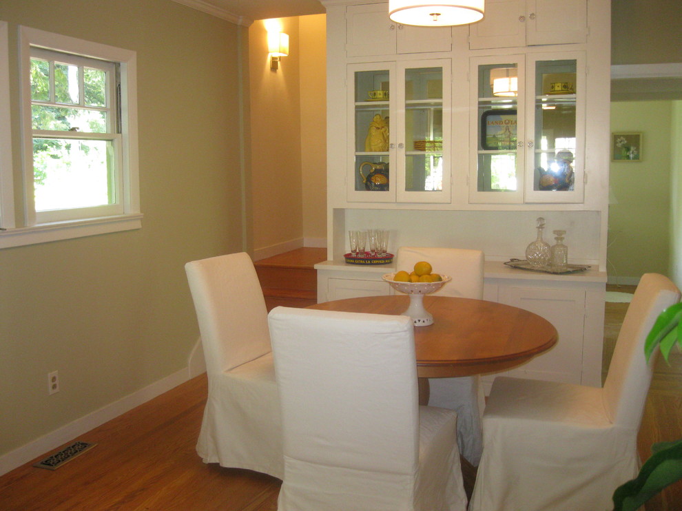 Foto di una sala da pranzo aperta verso il soggiorno costiera di medie dimensioni con pareti verdi e pavimento in legno massello medio