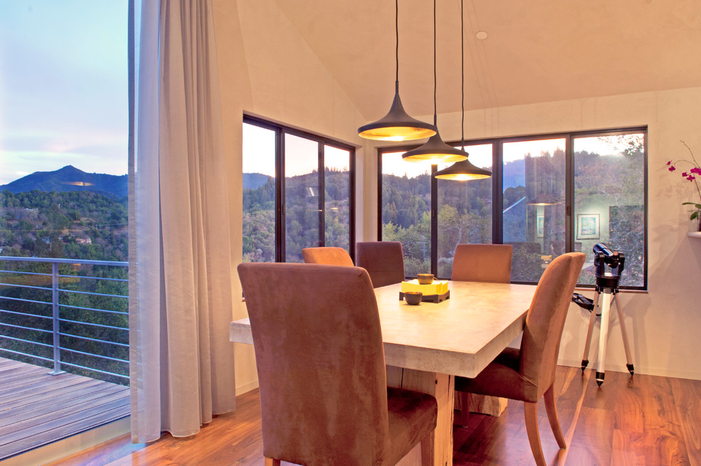 Aménagement d'une salle à manger ouverte sur la cuisine moderne de taille moyenne avec un mur beige, un sol en bois brun et aucune cheminée.