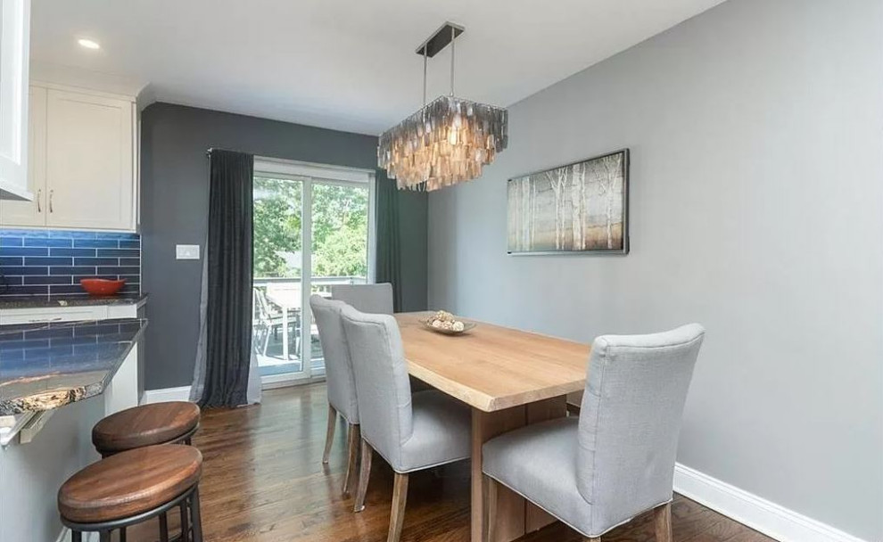 Idee per una piccola sala da pranzo aperta verso la cucina chic con pareti grigie, pavimento in legno massello medio e pavimento marrone