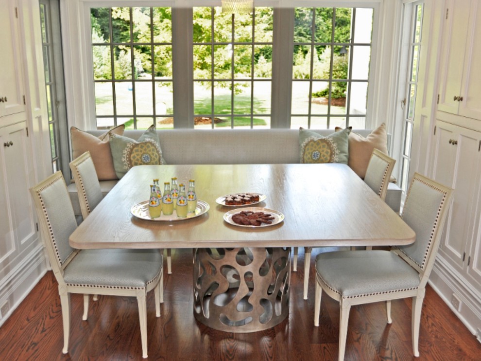 Пример оригинального дизайна: кухня-столовая среднего размера в стиле неоклассика (современная классика) с паркетным полом среднего тона и коричневым полом без камина