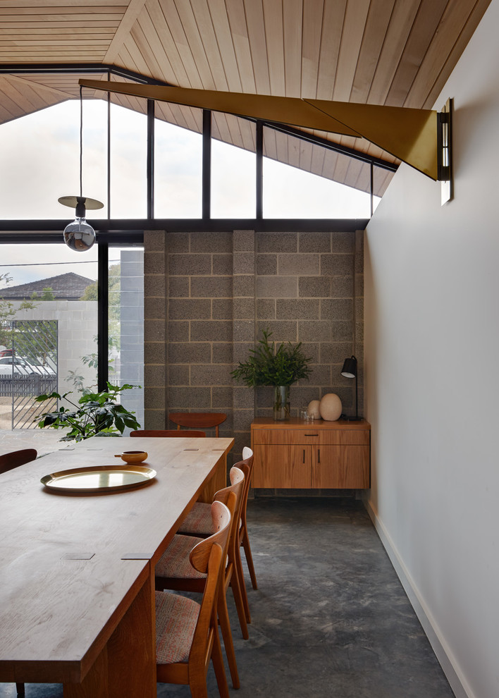 Свежая идея для дизайна: кухня-столовая в современном стиле с белыми стенами и бетонным полом - отличное фото интерьера