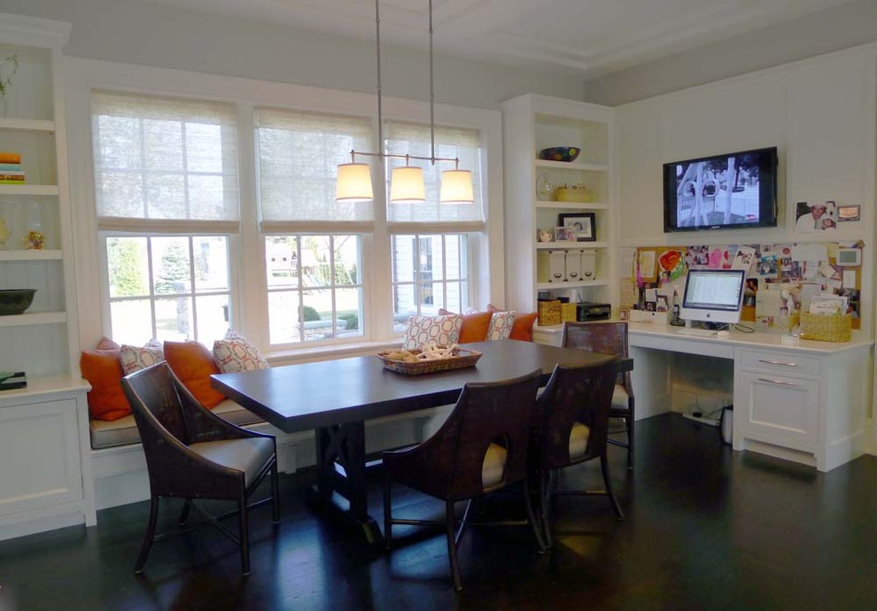Cette image montre une salle à manger ouverte sur le salon design de taille moyenne avec un mur gris, parquet foncé, aucune cheminée et un sol marron.