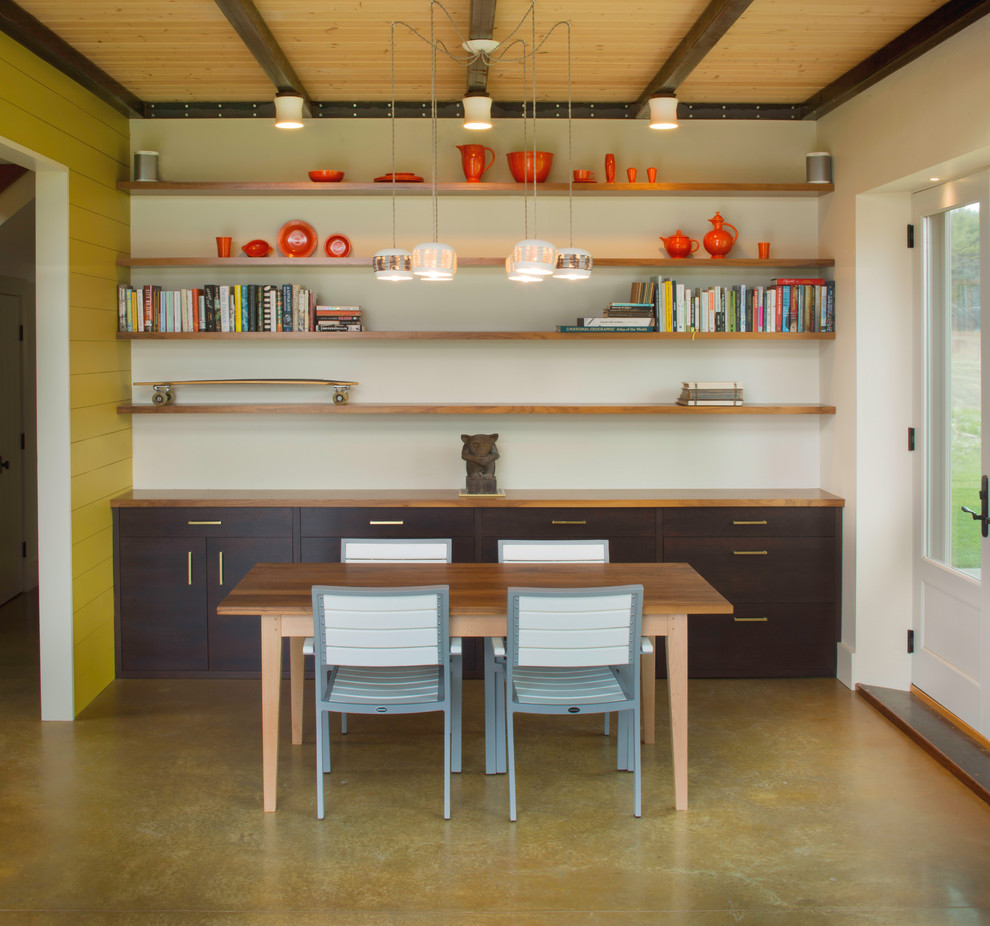 Ispirazione per una sala da pranzo country con pareti bianche e pavimento beige