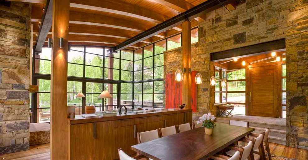 Geräumige Moderne Wohnküche ohne Kamin mit braunem Holzboden, beiger Wandfarbe und beigem Boden in Denver